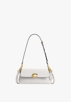 Biela kožená kabelka na rameno so zlatou sponou v tvare písmena C a nastaviteľným čiernym remienkom so zlatým kováním.