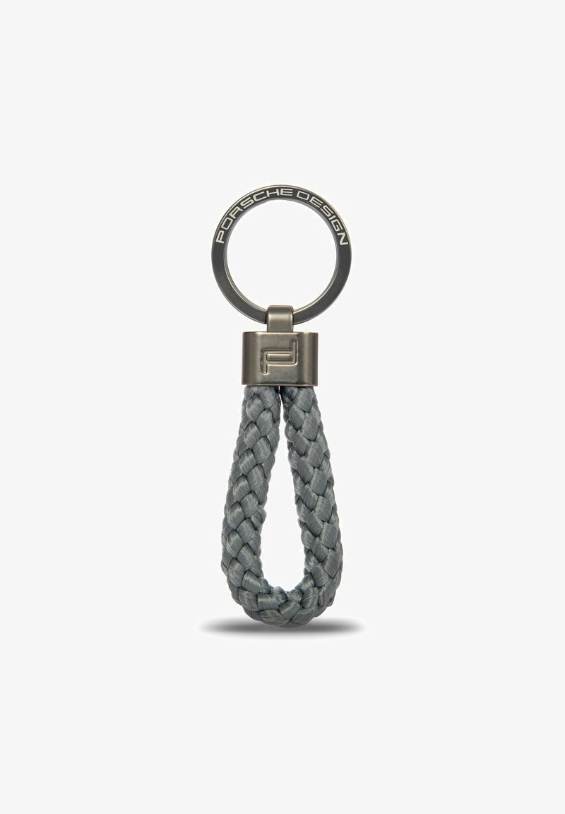 Portachiavi Porsche Design con una tracolla in pelle intrecciata grigia e un anello metallico circolare con dettagli del marchio.