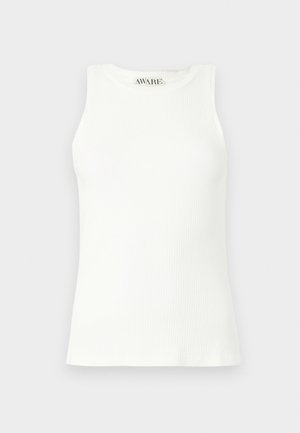 Ärmlös vit ribbad tanktopp med rundad halsringning och en figurnära passform. Slät textur och subtil logotyp vid kragen.