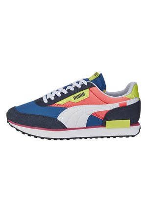 Herren-Puma-Sneaker mit blauen, korallenroten, weißen, marineblauen und neongelben Farbfeldern, weißen Schnürsenkeln und schwarzer profilierter Sohle.