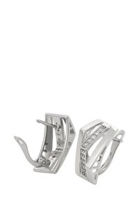 Sudrabaini ģeometriskie auskari ar atvērto dizainu, kuros ir rindu rinda mazu iebūvētu dimantu uz pulēta metāla virsmas.