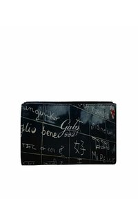 Portafoglio nero con superficie lucida che presenta testo scritto a mano bianco in diverse lingue. Forma rettangolare con dettagli hardware minimi.