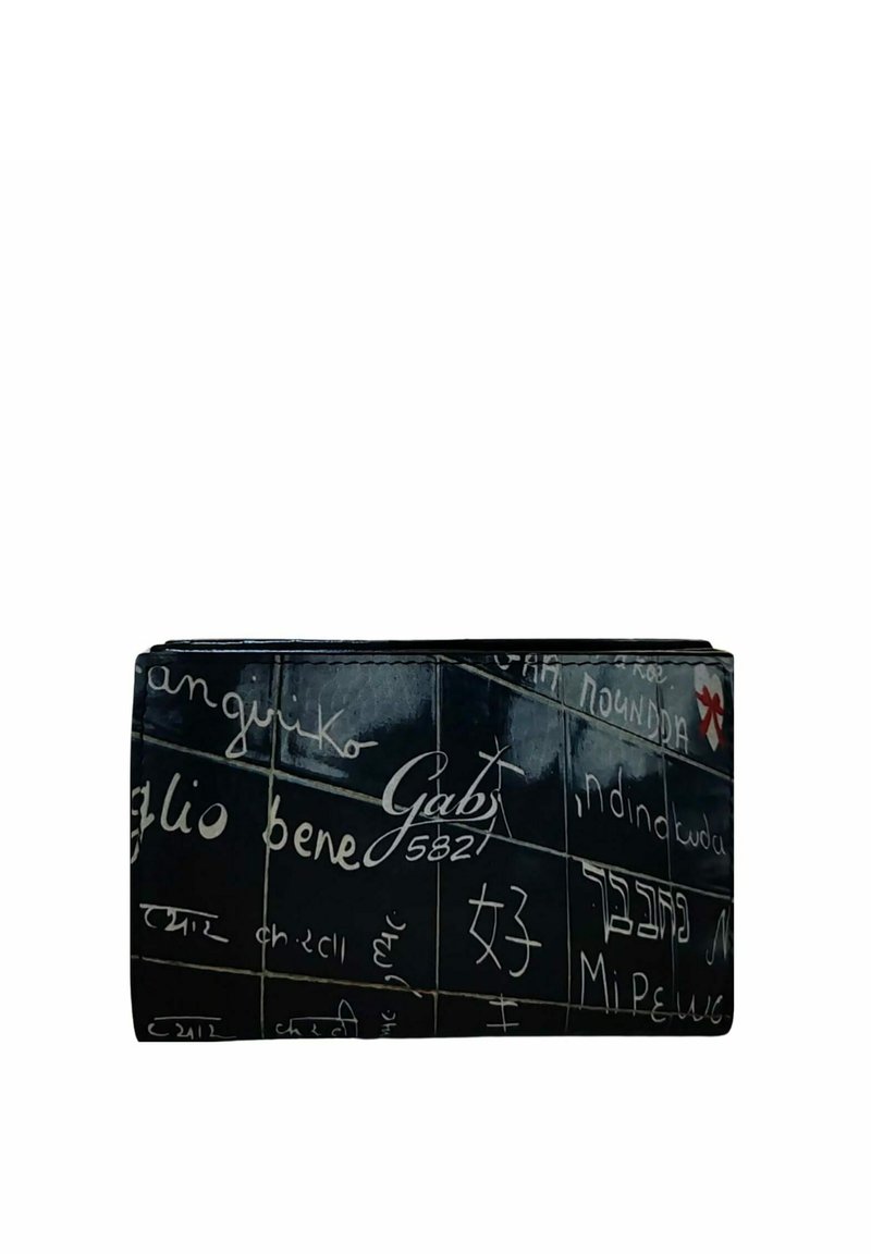 Portafoglio nero con superficie lucida che presenta testo scritto a mano bianco in diverse lingue. Forma rettangolare con dettagli hardware minimi.