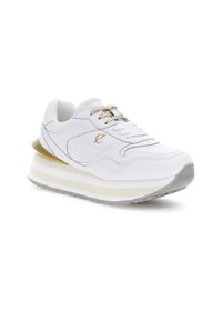 Scarpa sportiva bianca con tomaia in pelle testurizzata, dettagli dorati e suola stratificata. Presenta punta arrotondata e lacci con thread dorato.