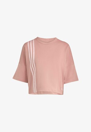T-shirt courte rose clair en tissu doux. Présente des manches courtes et trois rayures blanches sur le côté gauche, avec un détail de logo discret.