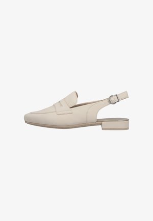Beiger flacher Slingback-Schuh aus Leder mit geschlossenem Zehenbereich, dekorativem Riemen vorne und verstellbarer silberner Schnalle an der Seite.