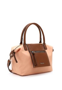 Borsa morbida rosa con accenti in pelle marrone, doppie maniglie superiori e una tasca frontale con zip. Presenta una ferramenta in tonalità argento e cuciture a contrasto.