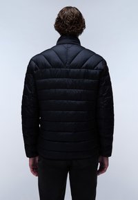 Černá prošívaná bunda s vodorovným prošíváním, vysokým límcem a jemným vzorem ve tvaru šipky na zádech. Hladká textura a lehký vzhled.