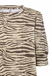 Beige blouse met een bruine tijgerstrepenpatroon, ronde halslijn en aangeknipte mouwen, gemaakt van zachte stof met een gladde textuur.