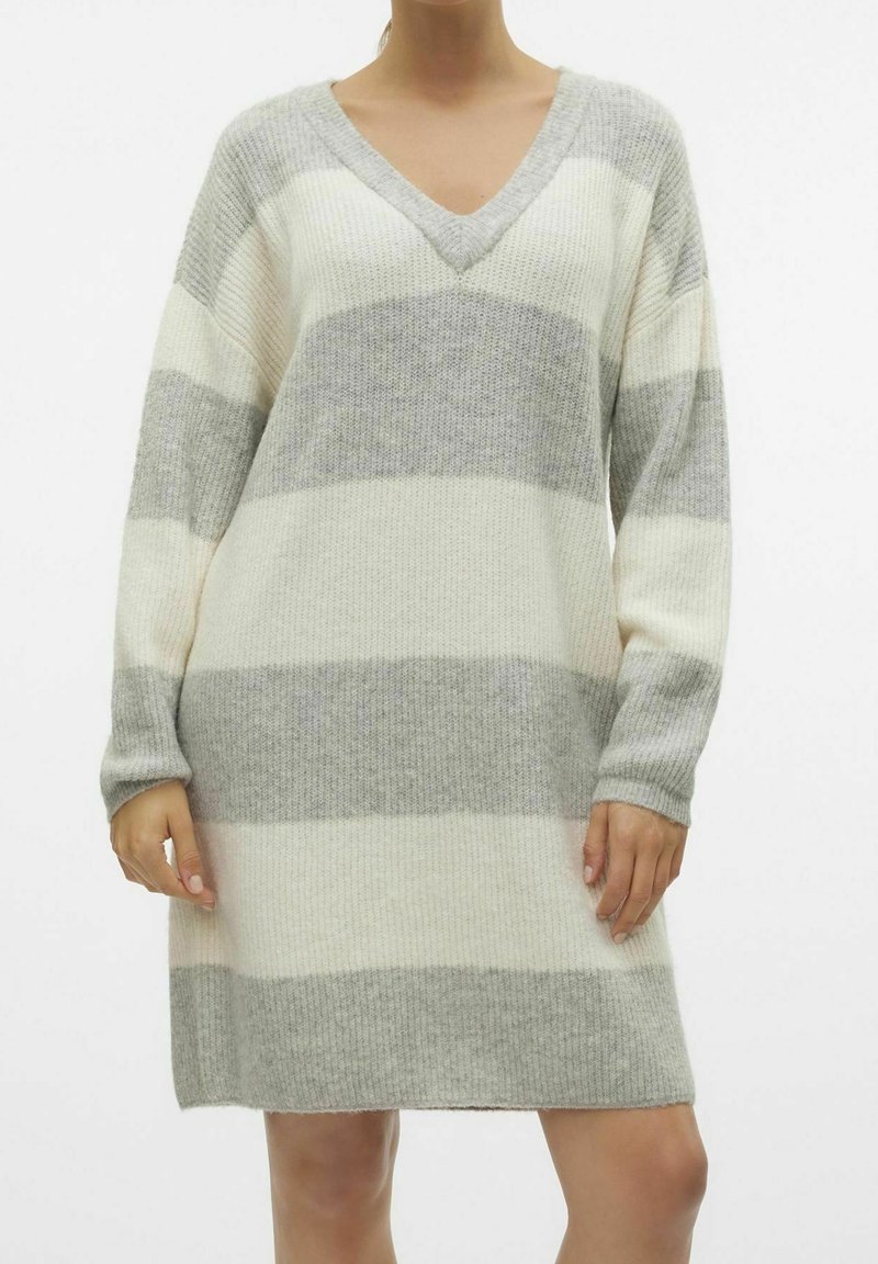Robe pull en maille à rayures gris clair, gris foncé et ivoire ; dotée d'un col en V et de manches longues avec poignets côtelés.