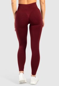 Bordeaux hoge taille leggings gemaakt van rekbaar materiaal met een naadloos ontwerp, met een gladde textuur en geen zichtbare patronen.