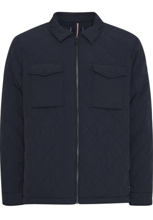 Jachetă matlasată de marină, cu fermoar frontal, două buzunare la piept cu clapete și guler înalt. Material texturat cu un model diagonal.