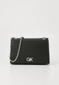Calvin Klein RE-LOCK MEDIUM CHAIN - Bolso de mano - black