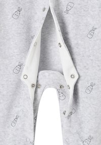 Grauer Baby-Body mit kleinen schwarzen Hasengesicht-Prints, offene Druckknöpfe zeigen das weiße Innenfutter und Druckknöpfe im Schrittbereich.