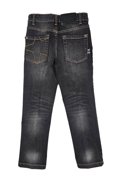 Jeans in denim scuro con taglio dritto, dotati di due tasche posteriori, una delle quali con cuciture a forma di stella gialla e un dettaglio a bandiera sul lato.
