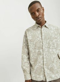 Cămașă cu mânecă lungă de culoare bej deschis, cu un model paisley, guler cu butoni și buzunar pe piept. Fabricată dintr-un material texturat cu detalii subtile.