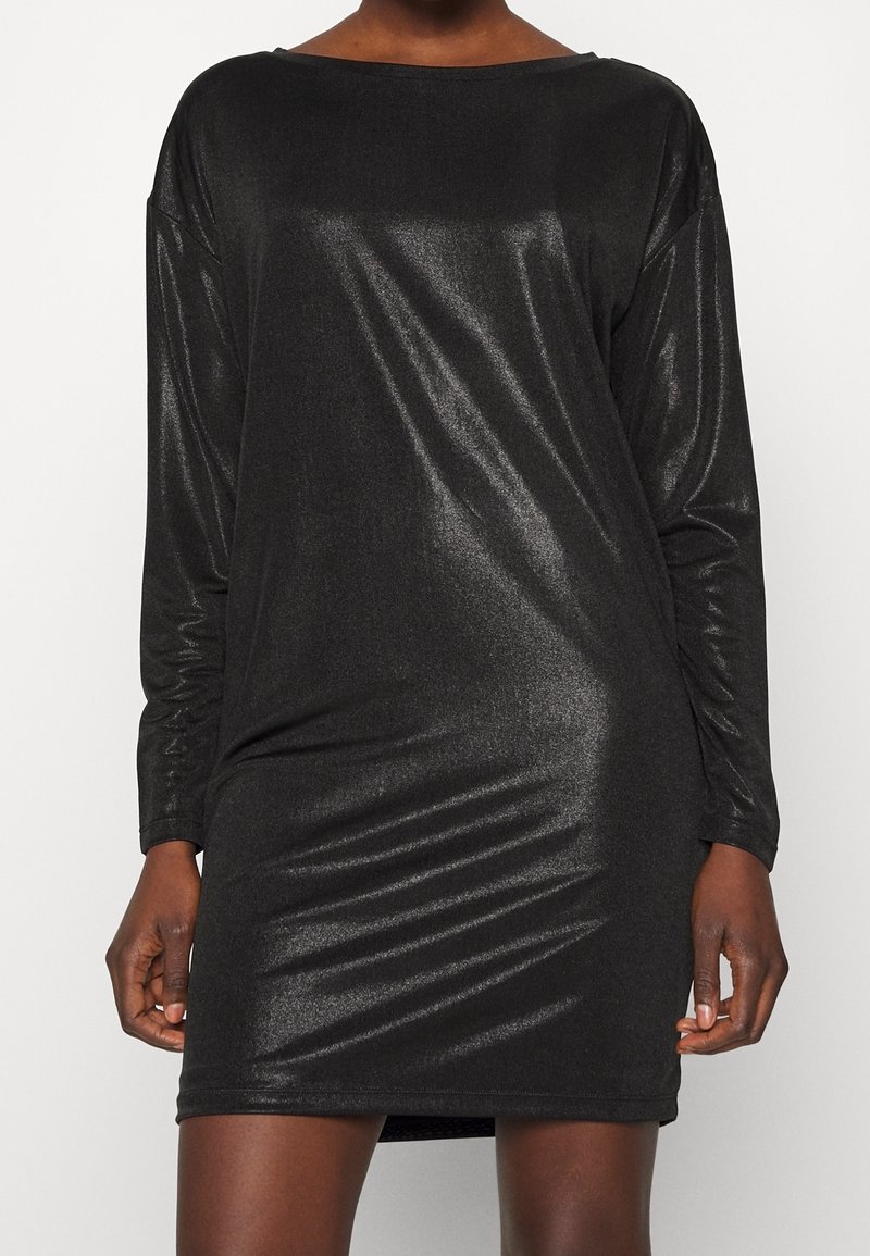 Svart långärmad klänning i glittrande tyg, med en lösa passform, båtformad halsringning och rynkad textur längs midjan.