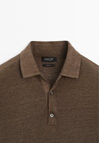 Brown short-sleeve polo shirt with collar and two buttons, made of 100% linen, labeled Massimo Dutti.