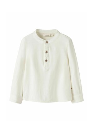 Pikkade varrukatega valge särk ümmarguse kaelusega ja kolme pruuniga nupuga eesosast, eksponeeritud valgel taustal.