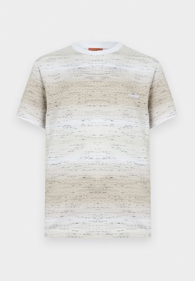 Κοντομάνικη μπλούζα σε μπεζ και λευκό με κυματιστό σχέδιο, στρογγυλή λαιμόκοψη και διακριτικές λεπτομέρειες λογότυπου. Κατασκευασμένη από απαλό ύφασμα.