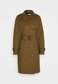 Trench-coat marron croisé avec ceinture, épaulettes, poignets boutonnés et large col, présenté sur un fond uni.