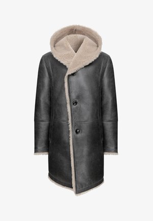 Cappotto di pelle nera con cappuccio foderato in shearling beige e interno. Presenta tre grandi bottoni neri e due tasche frontali con bordi grezzi.