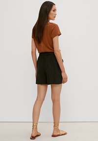 comma REGULAR - Shorts - black