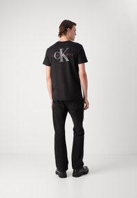 Calvin Klein Jeans TEXTURED MONOLOGO TEE - T-shirt med print - black