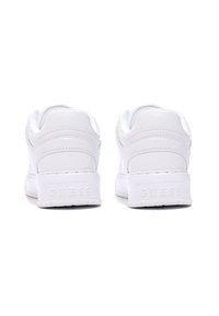 Hvide lædersneakers med polstrede kraver, teksturerede detaljer og gummisåler. Har et præg af "GUESS" logoet på hælen.