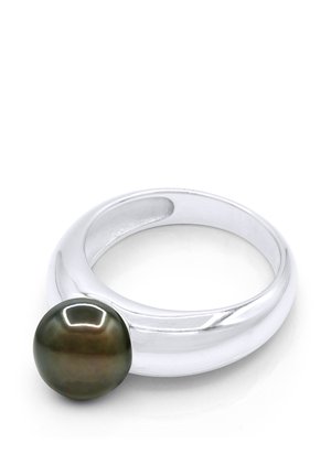 Bague en argent avec une large jonc et une seule grosse perle noire placée en évidence sur le dessus, présentée sur fond blanc.