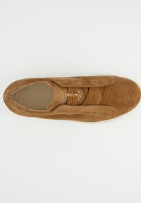 Brauner Wildleder-Sneaker mit elastischen Schnürsenkeln, rundem Zehenbereich und beigefarbener Gummisohle. Verfügt über dezente goldfarbene Akzente auf dem Obermaterial.