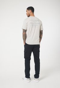 CLOSURE London STACKED SCRIPT  TEE - Print T-shirt - pumice