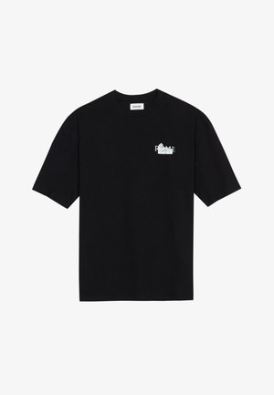 Fekete pamut póló rövid ujjakkal, fehér grafikai nyomattal a bal mellrészen. Kerek nyakú dizájn, laza szabás.