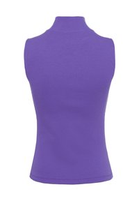 Top senza maniche viola con colletto alto, texture a coste; design aderente che si stringe in vita; orlo pulito e dettagli minimi.