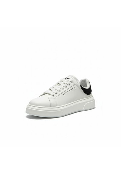 Witte leren sneaker met dikke zool, zwarte hieldetail, witte veters en "RICHMOND X" gedrukt aan de zijkant.