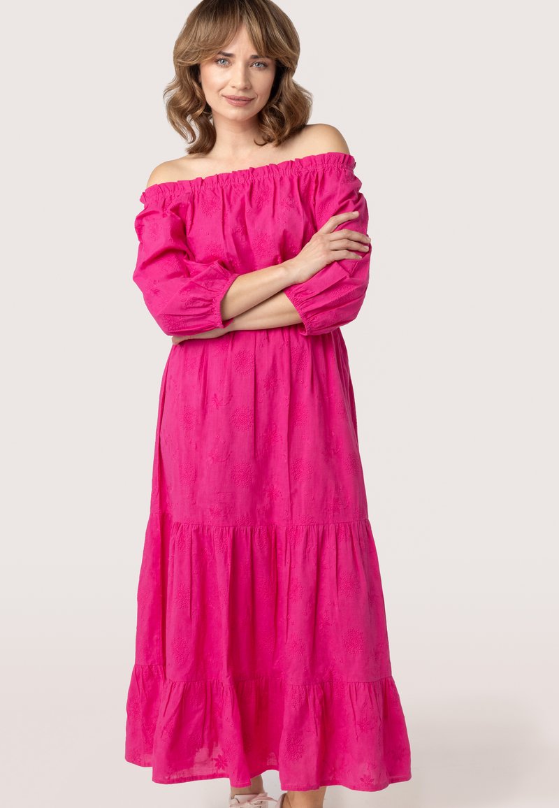 Roze off-shoulder jurk met korte pofmouwen, tiered ruches, gestructureerde bloemenpatronen en een vloeiende silhoeet.