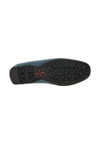 Sole di scarpa in suede blu con una grip in gomma nera a motivo, con un logo rosso "+" al centro, progettata per trazione e durata.
