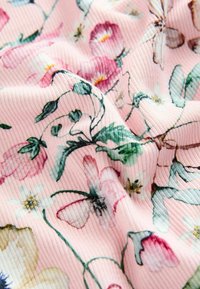 Țesătură cu un model floral în nuanțe de roz, cu o textură striată. Prezintă tulpini verzi și flori multicolore, inclusiv accente albe și roz.