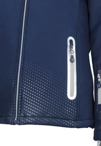Veste softshell marine avec un motif diagonal texturé, poches zippées grises et accents blancs le long des zips et des bords des poches.