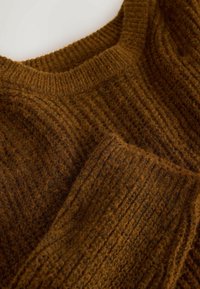 Brauner Strickpullover mit strukturiertem Rippenmuster, featuring einem Rundhalsausschnitt und dickem Material für Wärme und Komfort.