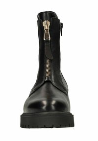 Stivali alla caviglia in pelle nera con finitura liscia, caratterizzati da una zip argentata prominente sul davanti e una suola in gomma testurizzata.