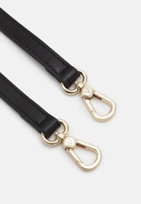 Schwarzer Lederriemen mit goldener Metallbeschläge und Druckknöpfen. Flaches Design mit sichtbaren Nähten und einem Logodetail an den Verschlüssen.