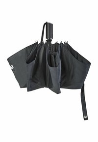 Parapluie noir avec un auvent en tissu texturé, doté de plusieurs poches de rangement autour des bords et d'une poignée pour un transport facile.