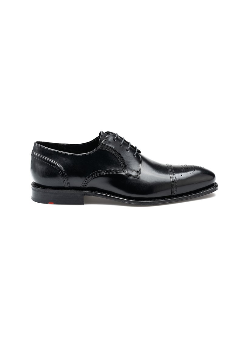 Chaussure oxford en cuir noir avec une finition lisse, un design à bout capuchon, des perforations décoratives et un petit talon empilé. Dispose de cinq taquets pour les lacets.