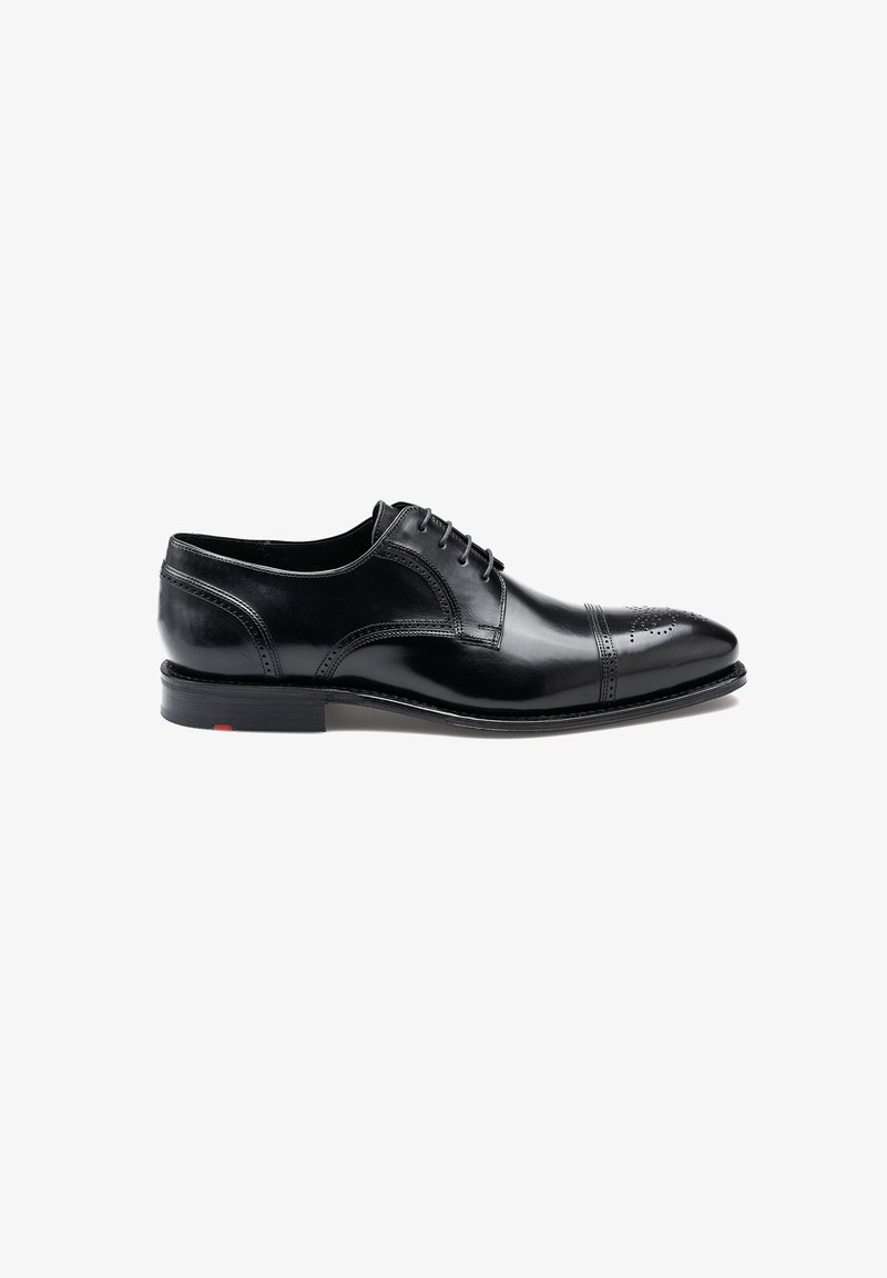 Chaussure oxford en cuir noir avec une finition lisse, un design à bout capuchon, des perforations décoratives et un petit talon empilé. Dispose de cinq taquets pour les lacets.