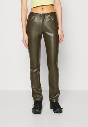 Olīvu zaļi sintētiskā āda bikses ar šauru piegriezumu, priekšējām kabatām, sudraba detaļām un gludu, spīguļojošu tekstūru.