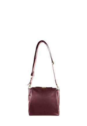 Borsa a mano in pelle bordeaux con chiusura superiore a zip, tracolla regolabile e texture liscia; presenta dettagli in metallo dorato.