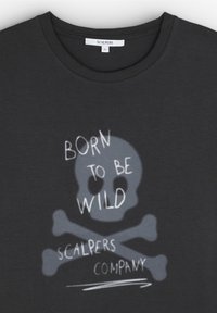 Schwarzes Baumwoll-T-Shirt mit einem Totenkopf-Design und dem Text "BORN TO BE WILD" sowie gekreuzten Knochen in Grau- und Weißtönen, mit Rundhalsausschnitt.