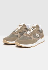 Beige och olivgröna sneakers i mocka och mesh-material, vita snören och en texturerad sula. Har en cirkelformad logotyp på sidan.