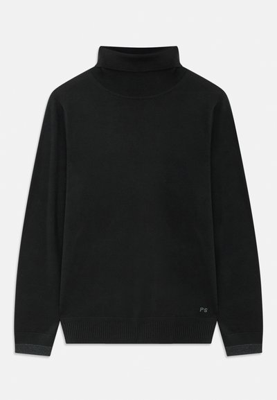 Schwarzer Langarmrollkragenpullover mit gerippten Bündchen und Saum, kleines "PS"-Logo nahe dem unteren Saum auf der linken Vorderseite.
